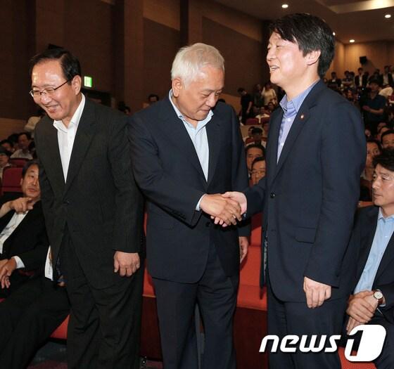 본문 이미지 - 민주당 김한길 대표와 진보정의당 노회찬 공동대표, 무소속 안철수 의원이 19일 서울 여의도 국회 의원회관에서 열린 안 의원의 싱크탱크 '정책네트워크 내일' 창립 기념 심포지엄에서 인사를 나누고 있다. '정책네트워크 내일'은 이 자리에서 정치적 지향점으로 다원주의적 민주주의와 진보적 자유주의를 제시했다. 2013.6.19/뉴스1 © News1 오대일 기자