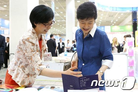 본문 이미지 - 박근혜 대통령이 19일 오전 서울 코엑스에서 열린 '2013 서울국제도서전 개막식'에 참석해 출판사 부스를 둘러보고 있다. (청와대 제공) 2013.6.19/뉴스1 © News1 박철중 기자