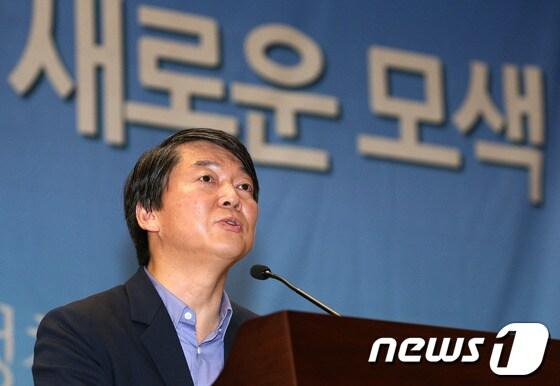 본문 이미지 - 무소속 안철수 의원이 19일 서울 여의도 국회 의원회관에서 열린 자신의 싱크탱크 '정책네트워크 내일' 창립 기념 심포지엄에서 인사말을 하고 있다. '정책네트워크 내일'은 이 자리에서 정치적 지향점으로 다원주의적 민주주의와 진보적 자유주의를 제시했다. 2013.6.19/뉴스1 © News1 오대일 기자