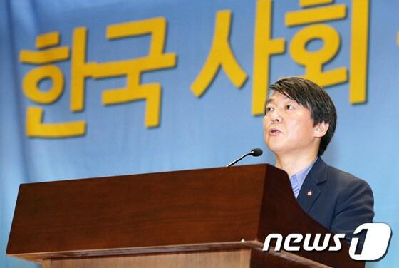 본문 이미지 - 무소속 안철수 의원이 19일 서울 여의도 국회 의원회관에서 열린 자신의 싱크탱크 '정책네트워크 내일' 창립 기념 심포지엄에서 인사말을 하고 있다. '정책네트워크 내일'은 이 자리에서 정치적 지향점으로 다원주의적 민주주의와 진보적 자유주의를 제시했다. 2013.6.19/뉴스1 © News1 오대일 기자