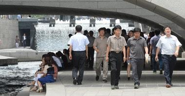 본문 이미지 - 직장인들이 점심시간을 활용해 서울 청계천을 걷고 있다. ⓒ News1