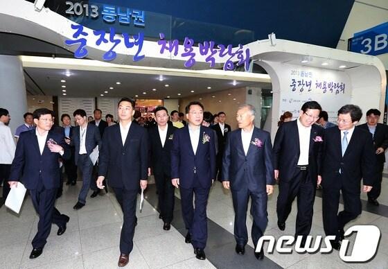 본문 이미지 - 방하남 장관이 박람회장을 둘러보고 있다.(고용노동부 제공) © News1