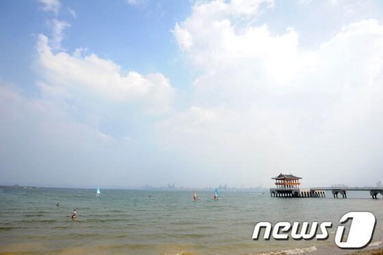 본문 이미지 - 푸른하늘 모습 드러낸 포항영일대 해수욕장./최창호 기자© News1  