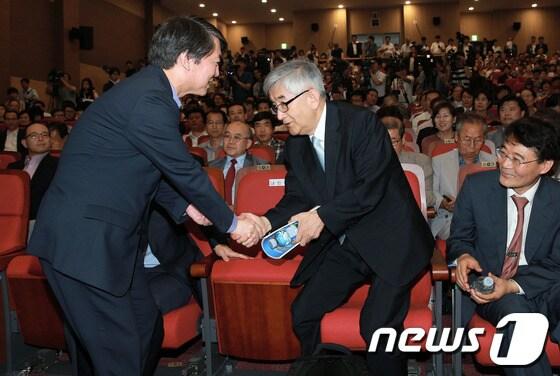 본문 이미지 - 무소속 안철수 의원이 지난 6월 19일 서울 여의도 국회 의원회관에서 열린 자신의 싱크탱크 '정책네트워크 내일' 창립 기념 심포지엄에서 최장집 당시 이사장과 악수를 나누고 있다.            2013.6.19/뉴스1 © News1 오대일 기자