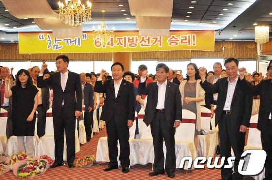 본문 이미지 - 19일 오후2시 춘천베어스호텔에서 열린 2013 새누리당 도당대회에서 참석한 의원들이 화이팅을 외치고 있다© News1 홍성우 기자 