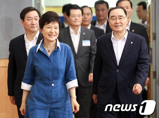 본문 이미지 - 박근혜 대통령이 19일 오후 정부서울청사에서 열린 정부 3.0 비전 선포식에 참석하고 있다. (문화체육관광부 제공) 2013.6.19/뉴스1 © News1 박철중 기자