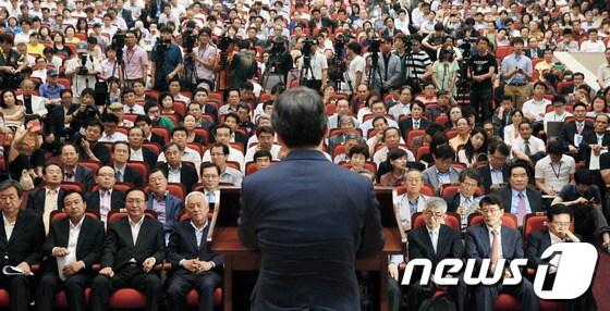 본문 이미지 - 무소속 안철수 의원이 19일 서울 여의도 국회 의원회관에서 열린 자신의 싱크탱크 '정책네트워크 내일' 창립 기념 심포지엄에서 인사말을 하고 있다. '정책네트워크 내일'은 이 자리에서 정치적 지향점으로 다원주의적 민주주의와 진보적 자유주의를 제시했다. 2013.6.19/뉴스1 © News1 오대일 기자