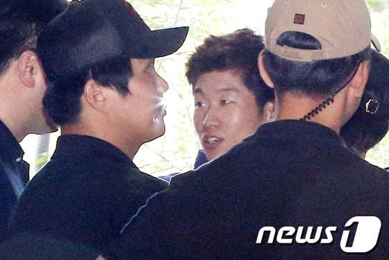 본문 이미지 - 김민지 아나운서와 열애설에 휩싸인  박지성이 19일 오후 인천 연수구 송도동 한 건물에서 열린 SBS '일요일이 좋다-런닝맨' 녹화에 참석하고 있다. 2013.6.19 /뉴스1 © News1   