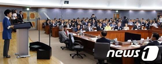 본문 이미지 - 박근혜 대통령이 19일 오후 정부서울청사에서 열린 정부 3.0 비전 선포식에 참석해 인사말을 하고 있다. (문화체육관광부 제공) 2013.6.19/뉴스1 © News1 박철중 기자