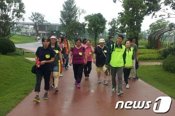 본문 이미지 - 금호고속 직원들이 광주새생명보건센터 정신장애 여성들과 순천만 국제정원박람회장을 둘러보고 있다/사진제공=금호고속© News1 