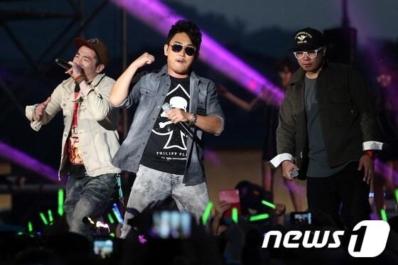 본문 이미지 - 가수 이승철이 19일 오후 서울 광화문광장에서 열린 11집 발매 기념 '이승철의 어서와' 쇼 케이스에서 멋진 무대를 선보이고 있다. 2013.6.19 머니투데이/뉴스1 © News1   