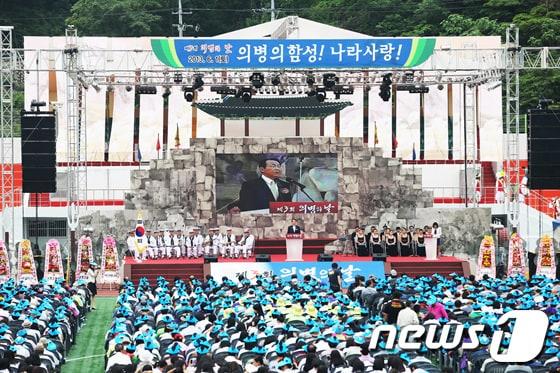 본문 이미지 - 김채용 군수가 1일 기념사를 하고 있다.&#40;의령군 제공&#41;© News1 