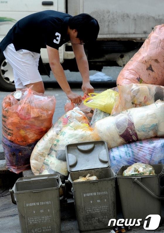본문 이미지 - 서울의 한 주택가에서 음식물 쓰레기를 비롯한 폐기물들이 쌓여 있다.  ⓒ News1