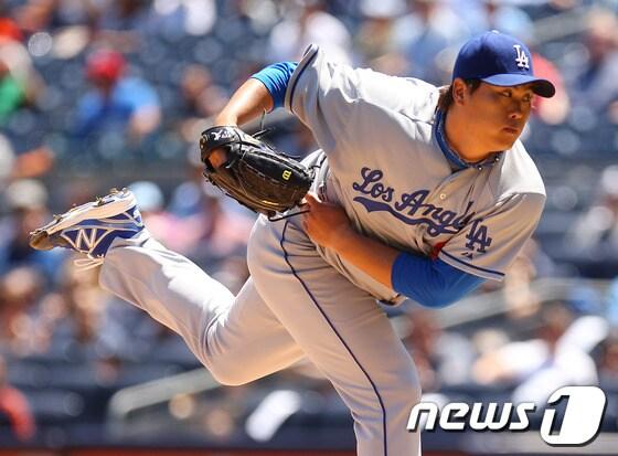 본문 이미지 - 20일(한국시간) 뉴욕 양키스와 인터리그에 선발 등판, 퀄리티스타트를 기록했으나 팀 타선 탓에 패전을 떠안은 류현진.© AFP=News1 