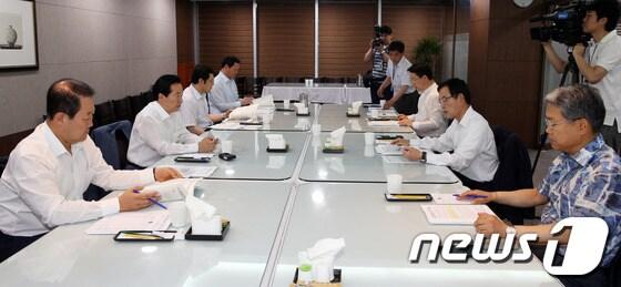 본문 이미지 - 강운태 광주시장이 20일 서울 여의도 국회 의원회관에서 열린 2014년 국비확보 관련 지역 국회의원 간담회에서 인사말을 하고 있다. 2013.6.20/뉴스1 © News1 허경 기자