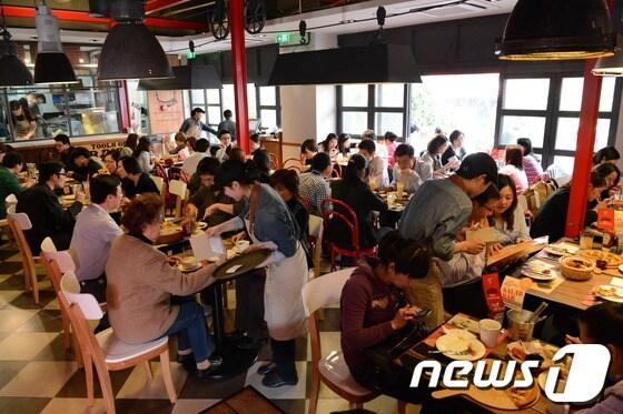 본문 이미지 - 미스터피자 상하이 복주로점(사진제공=미스터피자) © News1  