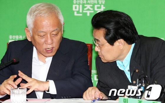 본문 이미지 - 민주당 김한길 대표와 전병헌 원내대표가 20일 오전 서울 여의도 국회에서 열린 '을 살리기 및 국회 기득권 내려놓기' 입법점검을 위한 고위정책회의에서 대화를 나누고 있다. 2013.6.20/뉴스1 © News1 오대일 기자
