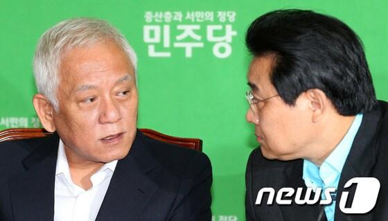 본문 이미지 - 민주당 김한길 대표와 전병헌 원내대표가 20일 오전 서울 여의도 국회에서 열린 '을 살리기 및 국회 기득권 내려놓기' 입법점검을 위한 고위정책회의에서 대화를 나누고 있다. 2013.6.20/뉴스1 © News1 오대일 기자
