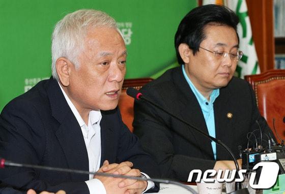 본문 이미지 - 민주당 김한길 대표가 20일 오전 서울 여의도 국회에서 열린 '을 살리기 및 국회 기득권 내려놓기' 입법점검을 위한 고위정책회의에서 모두발언을 하고 있다. 2013.6.20/뉴스1 © News1 오대일 기자