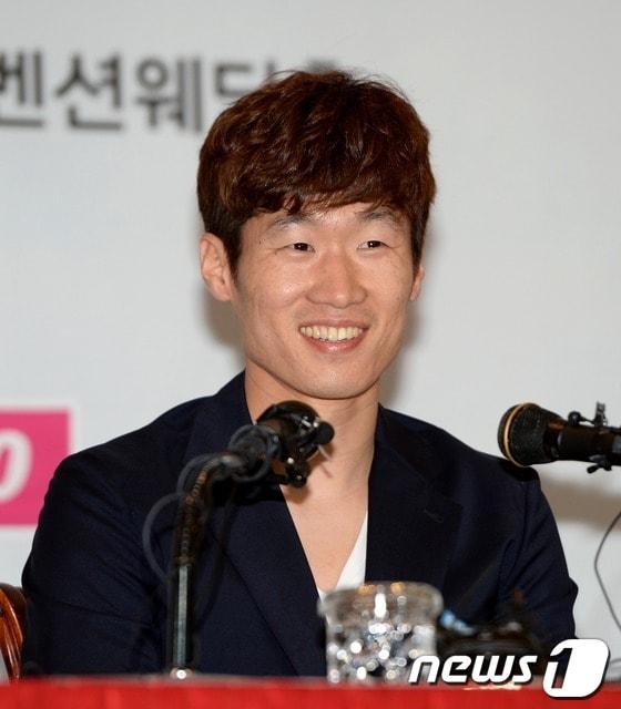 본문 이미지 - 박지성(32·퀸스파크 레인저스)이 20일 오전 수원월드컵경기장 컨벤션 웨딩홀에서 김민지 아나운서(28)와의 열애설에 대해 기자회견을 통해 공식 입장을 밝히고 있다. 김민지 아나운서는 1985년생으로 선화예술고등학교, 이화여자대학교 서양화과를 졸업, 2010년 SBS 17기 아나운서로 입사해 '아이 러브 베이스볼' 진행을 맡았으며 현재는 '풋볼매거진 골!', SBS 파워 FM '김민지의 행복한 아침' 등의 진행을 맡고 있다. 서울중앙지법 부장판사 출신의 김덕진 변호사와 수원대학교 미술대학 오명희 교수의 1남 2녀 중 둘째 딸이다.2013.6.20/뉴스1 © News1 이동원 기자