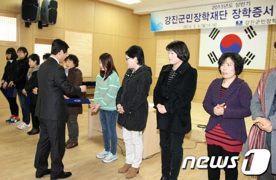 본문 이미지 - 강진군민장학재단은 최근 장학기금 기탁금 모금액이 1억원을 돌파해 140여억원의 기금이 조성됐다. /사진제공=강진군© News1 