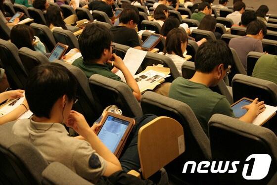 본문 이미지 - SK텔레콤이 개발한 UBT를 통해 시험을 치르는 모습(사진=SK텔레콤)© News1  