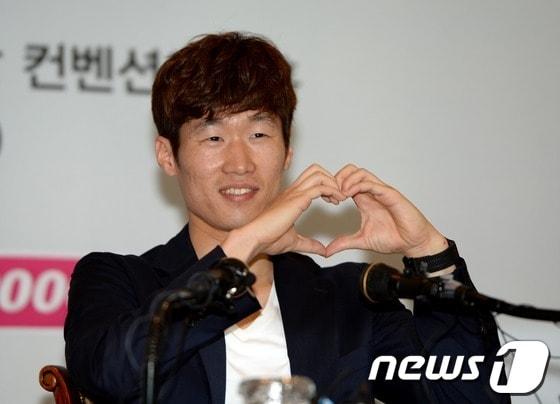 본문 이미지 - 박지성(32·퀸스파크 레인저스)이 20일 오전 수원월드컵경기장 컨벤션 웨딩홀에서 김민지 아나운서(28)와의 열애설에 대해 기자회견을 통해 공식 입장을 밝힌 후 취재진의 요청에 하트를 그려 보이고 있다. 김민지 아나운서는 1985년생으로 선화예술고등학교, 이화여자대학교 서양화과를 졸업, 2010년 SBS 17기 아나운서로 입사해 '아이 러브 베이스볼' 진행을 맡았으며 현재는 '풋볼매거진 골!', SBS 파워 FM '김민지의 행복한 아침' 등의 진행을 맡고 있다. 서울중앙지법 부장판사 출신의 김덕진 변호사와 수원대학교 미술대학 오명희 교수의 1남 2녀 중 둘째 딸이다.2013.6.20/뉴스1 © News1   이동원 기자