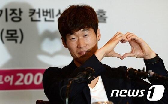 본문 이미지 - 박지성(32·퀸스파크 레인저스)이 20일 오전 수원월드컵경기장 컨벤션 웨딩홀에서 김민지 아나운서(28)와의 열애설에 대해 기자회견을 통해 공식 입장을 밝힌 후 취재진의 요청에 하트를 그려 보이고 있다. 김민지 아나운서는 1985년생으로 선화예술고등학교, 이화여자대학교 서양화과를 졸업, 2010년 SBS 17기 아나운서로 입사해 '아이 러브 베이스볼' 진행을 맡았으며 현재는 '풋볼매거진 골!', SBS 파워 FM '김민지의 행복한 아침' 등의 진행을 맡고 있다. 서울중앙지법 부장판사 출신의 김덕진 변호사와 수원대학교 미술대학 오명희 교수의 1남 2녀 중 둘째 딸이다.2013.6.20/뉴스1 © News1   이동원 기자