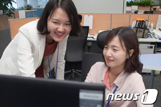 본문 이미지 - 포스코건설 인턴사원 이혜민(22·여)씨가 선배사원인 이현정(33·여)과장으로부터 업무지도를 받고 있다. 사진 제공=포스코건설.© News1 