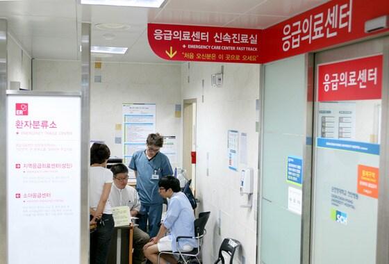 본문 이미지 - 순천향대학교 천안병원 응급의료센터를 찾은 경증 응급환자가 환자분류소를 거쳐 신속진료실에서 응급의학과 교수로부터 진료를 받고 있다. © News1 