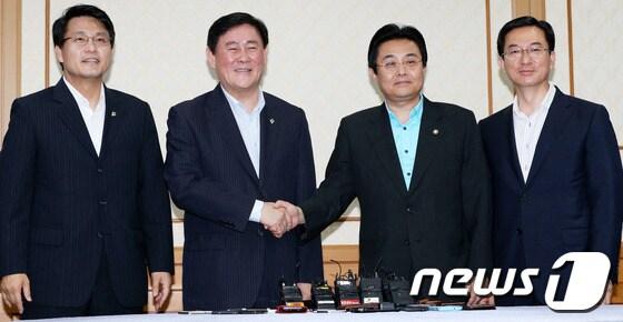 본문 이미지 - 새누리당 최경환 원내대표와 민주당 전병헌 원내대표가 20일 오전 서울 여의도 국회 귀빈식당에서 열린 원내대표 회동에서 악수를 나누고 있다. 여야 원내대표는 6월 임시국회 대책과 국가정보원의 대선·정치 개입 의혹사건에 대한 국정조사 여부 등을 논의한다. 2013.6.20/뉴스1 © News1 오대일 기자