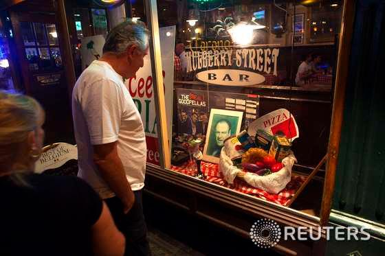 본문 이미지 - 19일(현지시간) 휴가차 떠난 로마에서 심장마비로 사망한 배우 제임스 갠돌피니 사진이 미국 뉴욕 리틀 이탈리아의 한 레스토랑에 전시돼 있다. 미국 유명 TV시리즈 '소프라노스'에서 주인공을 맡아 뛰어난 연기로 에미상을 수상한 바 있다. © 로이터=News1   이재영 인턴기자