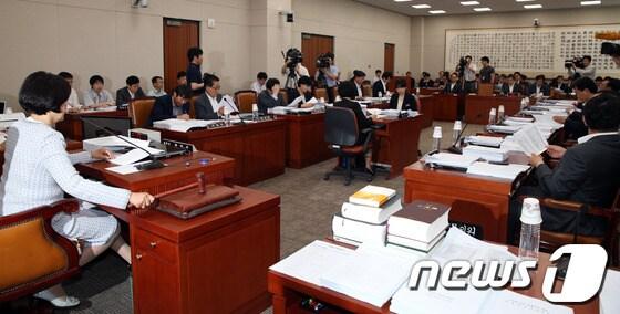 본문 이미지 - 20일 오전 서울 여의도 국회에서 열린 법제사법위원회 전체회의에서 박영선 위원장이 의사봉을 두드리고 있다. 2013.6.20/뉴스1 © News1 허경 기자