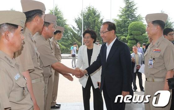 본문 이미지 - 황우여 새누리당 대표와 이혜훈 최고위원이 20일 강원 동해시 해군 제1함대사령부를 방문해 군사령부 장교들과 악수를 하고 있다. 2013.6.20/뉴스1 © News1 송원영 기자