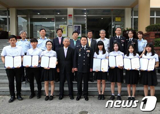 본문 이미지 - 이정근 청장(앞줄 가운데)이 20일 부산예고에서 찾아가는 ‘청소년 바다사랑 그림공모전’ 시상식을 가진후 학생들과 기념촬영하고 있다.(남해지방해양경찰청 제공)© News1  