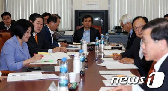 본문 이미지 - 20일 오전 서울 여의도 국회 국방위원회 소회의실에서 열린 법률안심사소위원회에서 여야 의원 및 정부부처 관계자들이 군(軍)가산점제도 관련 법안 등을 심사하고 있다. 2013.6.20/뉴스1 © News1 허경 기자