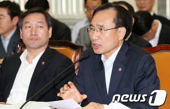 본문 이미지 - 문상부 중앙선거관리위원회 사무총장이 20일 서울 여의도 국회에서 열린 안전행정위원회 전체회의에 출석해 의원들의 질의에 답하고 있다. 2013.6.20/뉴스1 © News1 오대일 기자