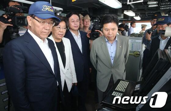 본문 이미지 - 황우여 새누리당 대표와 최고위원들이 20일 강원 동해시 해군 제1함대사령부에서 최신 유도탄 고속함인 PKG고속함을 견학하고 있다. 2013.6.20/뉴스1 © News1 송원영 기자