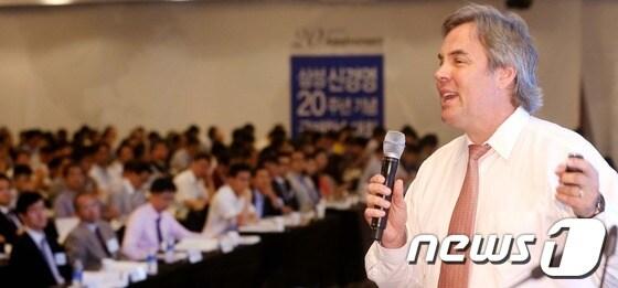 본문 이미지 - 케빈 켈러 다트머스대 교수가 20일 오전 서울 양재동 더케이서울호텔(구 교육문화회관)에서 열린 '삼성 신경영 20주년 기념 국제학술대회'에서 삼성 글로벌브랜드 성과와 전망에 대해 강연하고 있다. 2013.6.20 /뉴스1 © News1   