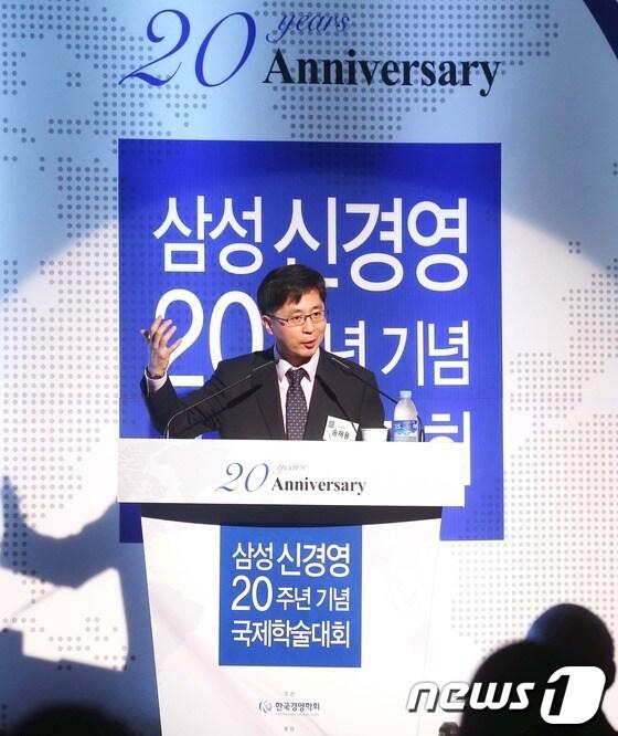 본문 이미지 - 송재용 서울대학교 교수가 20일 오전 양재동 더케이서울호텔(구 교육문화회관)에서 열린 '삼성 신경영 20주년 기념 국제학술대회'에서 신경영의 경영학적 의미에 관해 강연하고 있다. 2013.6.20 뉴스1   © News1   