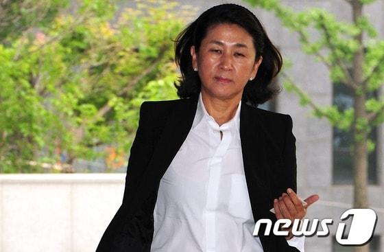 본문 이미지 - 홍송원 서미갤러리 대표가 20일 오후 서울중앙지검으로 들어서고 있다. © News1 윤선미 인턴기자