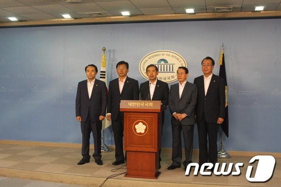 본문 이미지 - 안효대 새누리당 의원은 20일 ㈔선플운동본부와 함께 국회 정론관에서 기자회견을 갖고 '사회통합을 위한 선플 관련 법안' 2건을 발의했다고 밝혔다. © News1 이상길 기자