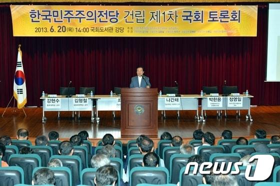 본문 이미지 - 강운태 광주시장이 토론회에 앞서 인사말을 하고 있다/사진제공=광주시 © News1 