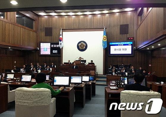 본문 이미지 - 울산시의회가 20일 제154회 임시회 2차 본회의를 열어 울산시와 교육청의 올해 첫 추경예산 및 각종 안건들을 최종 의결하고있다.© News1 이상길 기자 