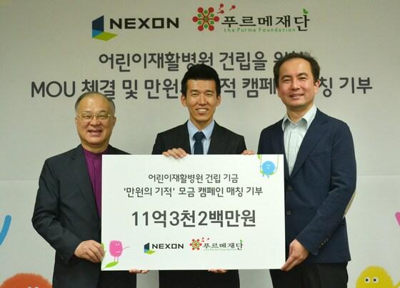 본문 이미지 - 강지원 푸르메재단 대표, 가수 션, 서민 넥슨코리아 대표(왼쪽부터). © News1 