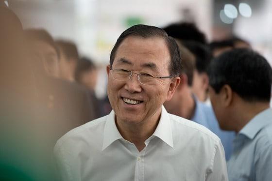 본문 이미지 - 중국을 방문 중인 반기문 유엔사무총장이 20일 베이징 수도박물관에서 열린 저탄소 박람회에 참석했다. 이날  반 총장은 시진핑 국가주석과 회담한 데 이어 21일 리커창 총리 등 중국 새 지도부와 만나 시리아와 북한 문제 등에 대해 의견을 나눌 예정이다. © AFP=News1  