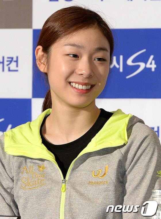 본문 이미지 - 피겨여왕 김연아가 20일 오후 서울 송파구 올림픽공원 체조경기장에서 열린 아이스쇼 '삼성 갤럭시★스마트에어컨 올댓스케이트 2013' 기자회견에서 미소를 짓고 있다. 이번 아이스쇼는 '레 미제라블-꿈꾸어라, 도전하라, 사랑하라'를 주제로 피겨여왕 김연아를 비롯한 세계 피겨스타들이 출연해 21일부터 23일까지 올림픽공원 체조경기장에서 열린다. 2013.6.20/뉴스1 © News1   박세연 기자