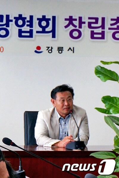 본문 이미지 - 강릉시농업기술센터 최선성 자원육성과장이 창립총회에 앞서 인사말을 하고 있다. 2013.6.20/뉴스1 © News1 윤창완 기자 