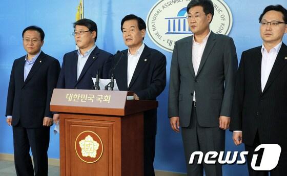 본문 이미지 - 서상기 국회 정보위원장과 새누리당 정보위 소속 의원들이 20일 오후 서울 여의도 국회 정론관에서 고 노무현 전 대통령의 NLL 대화록 열람과 관련한 입장을 밝히고 있다. © News1 오대일 기자