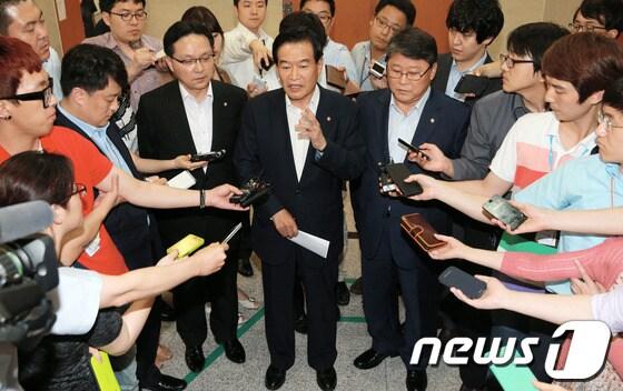 본문 이미지 - 서상기 국회 정보위원장과 새누리당 정보위 소속 의원들이 20일 오후 서울 여의도 국회 정론관에서 고 노무현 전 대통령의 NLL 대화록 열람과 관련한 입장을 밝힌 뒤 취재진의 질문에 답하고 있다. 2013.6.20/뉴스1 © News1 오대일 기자